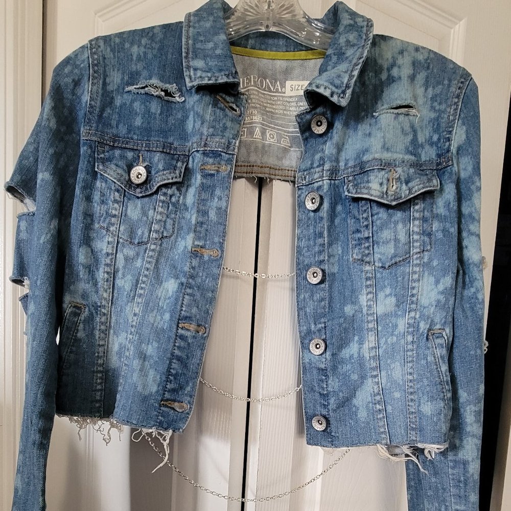 Cropped Jean Jacket with open chained Back